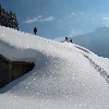 Schneeschuhwanderung in den Bergen - verschneite Hütte